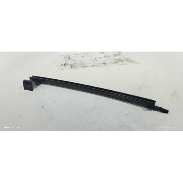 Guia Canaleta Do Vidro Dianteiro Esquerdo Nissan Versa 2018