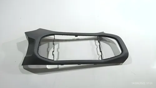 Moldura Central Painel Multimídia Chevrolet Onix 2013/2017